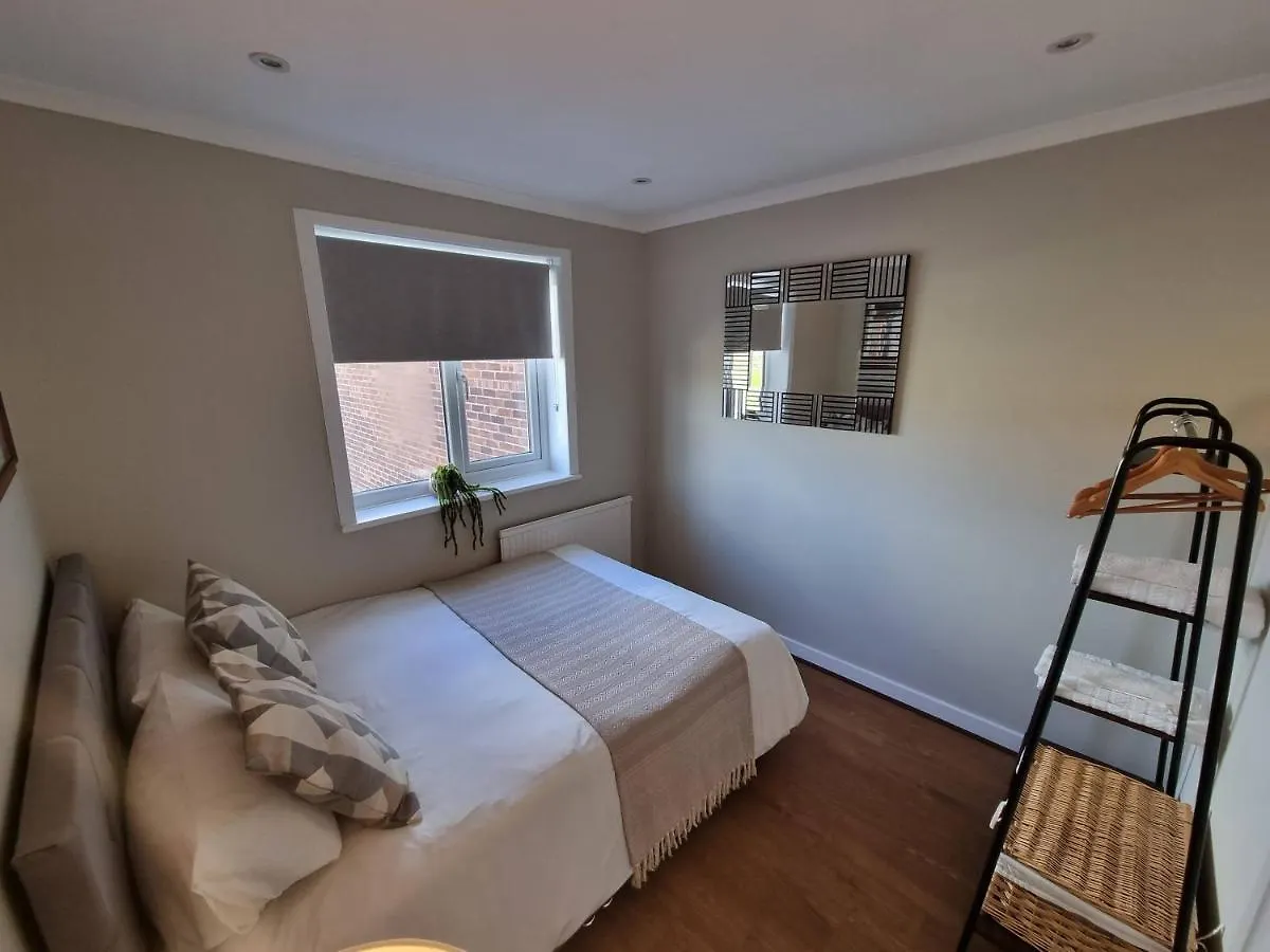 28 Excellentstays - Heathrow - 5 Bedroom House Stanwell 0*,  United Kingdom