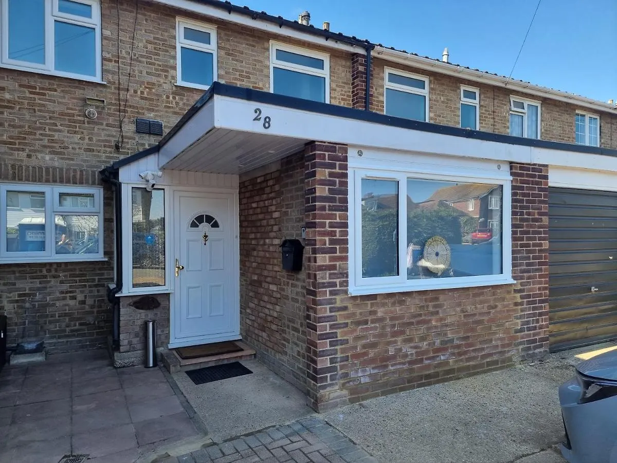 28 Excellentstays - Heathrow - 5 Bedroom House Stanwell 0*,  United Kingdom