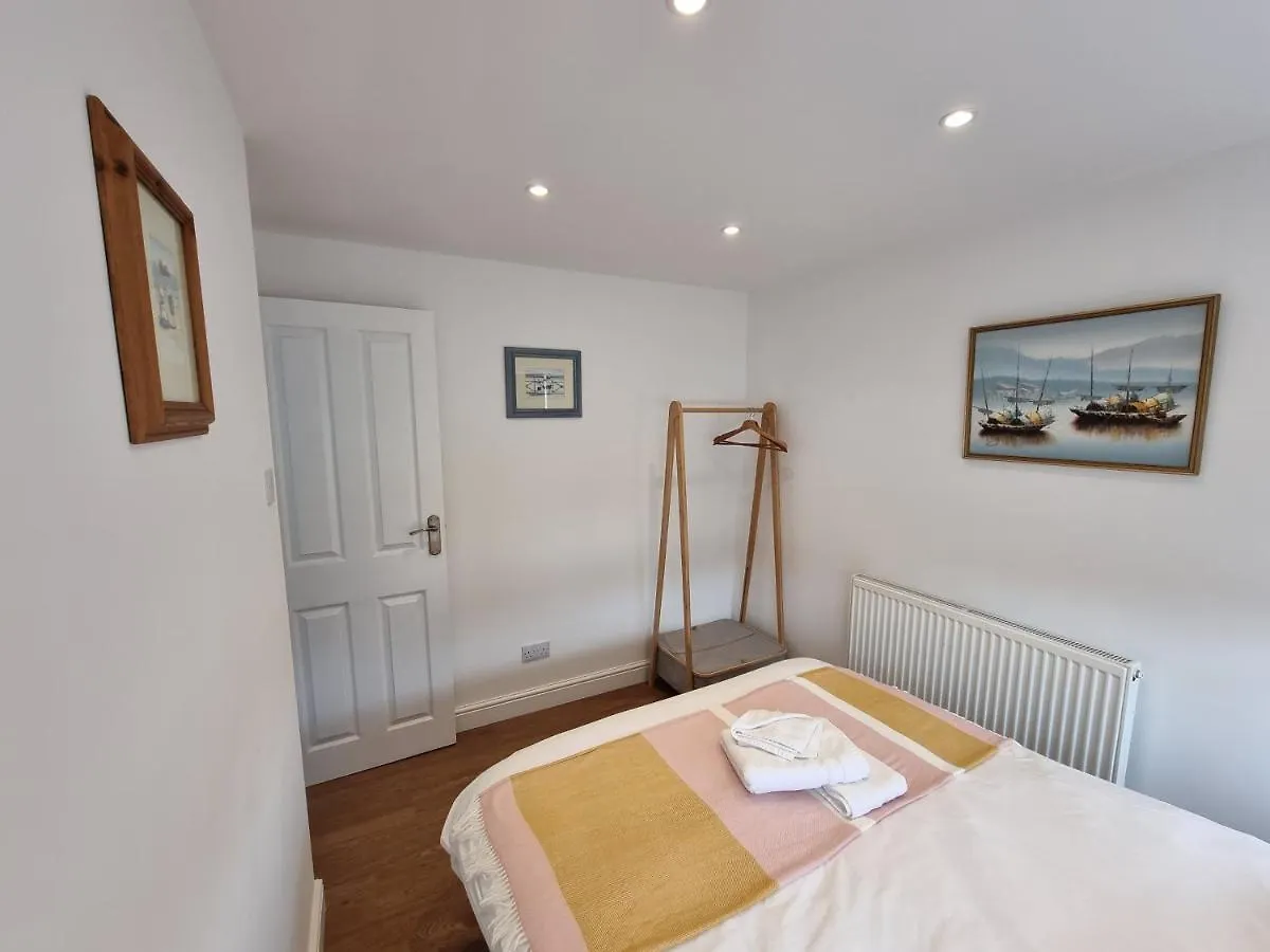 28 Excellentstays - Heathrow - 5 Bedroom House Stanwell United Kingdom