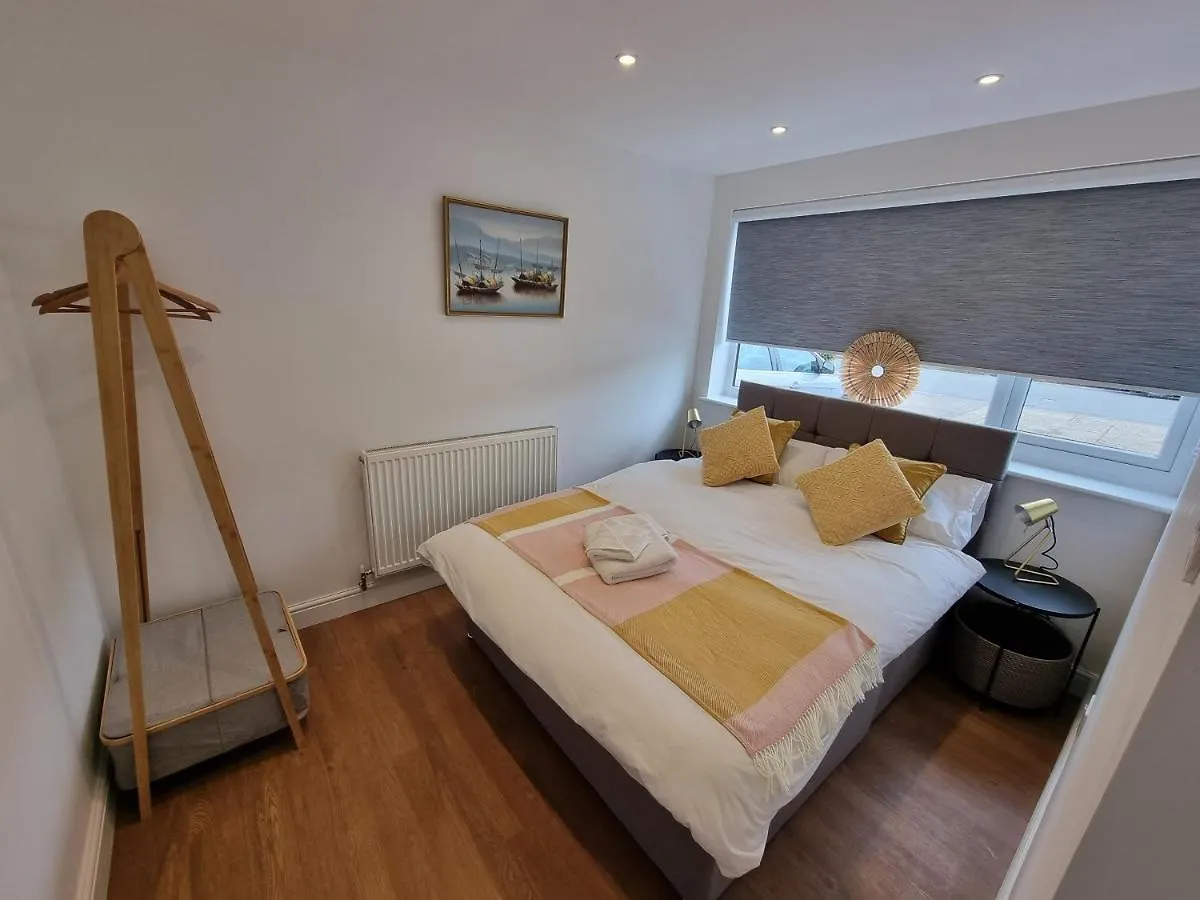28 Excellentstays - Heathrow - 5 Bedroom House Stanwell United Kingdom